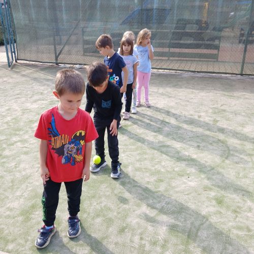 Papouškové na areálu září 2025