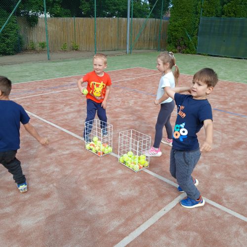 Papouškové na areálu září 2025