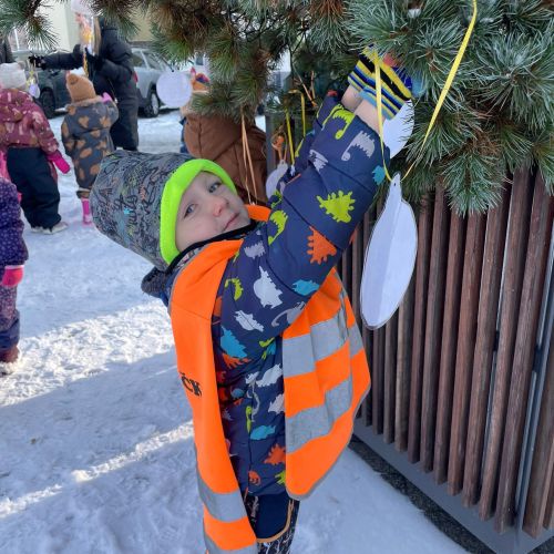 Zdobíme stromeček na náměstí