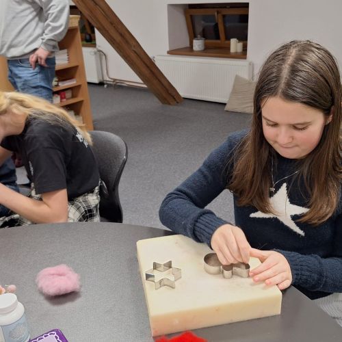 Třetí trojročí za vydatné pomoci svých rodičů vánoční  kavárnička a tvořivé dílny.