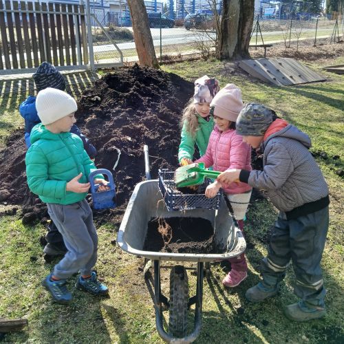 jarní práce na zahradě