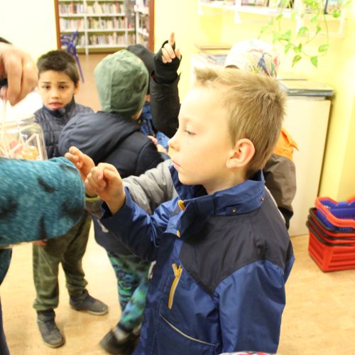 NÁVŠTĚVA KNIHOVNY - PAPOUŠKOVÉ
