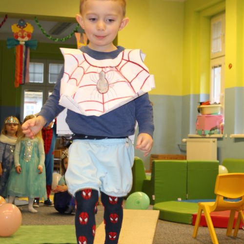 KARNEVAL - MÓDNÍ PŘEHLÍDKA