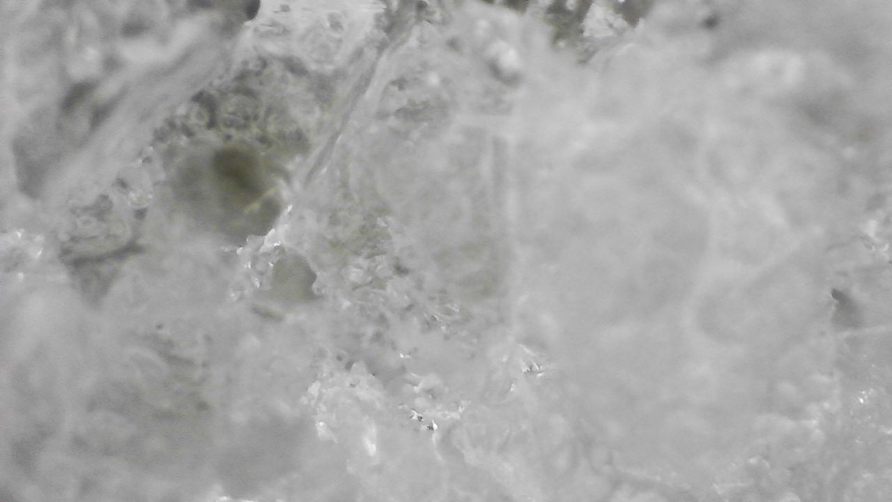 pod mikroskopem led, sníh a voda
